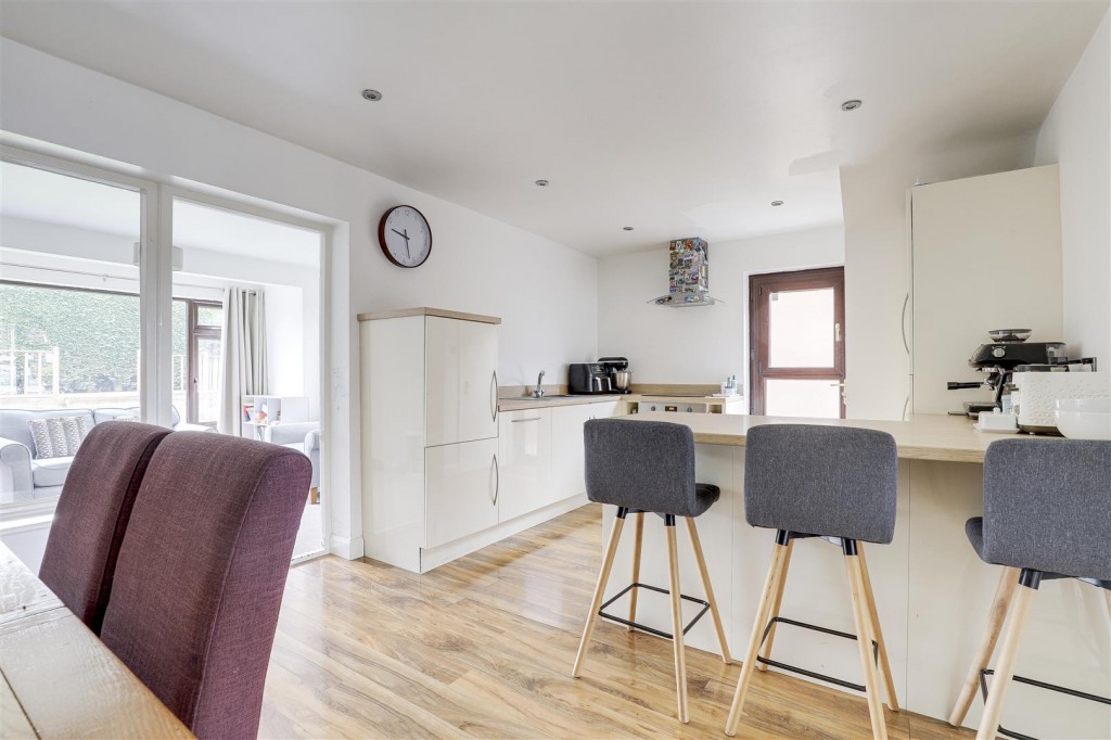 The Hollows, Silverdale, Nottinghamshire, NG11 7FJ