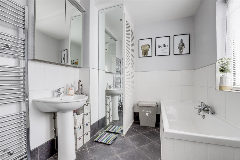 Cliff Road, Carlton, Nottinghamshire, NG4 1BS