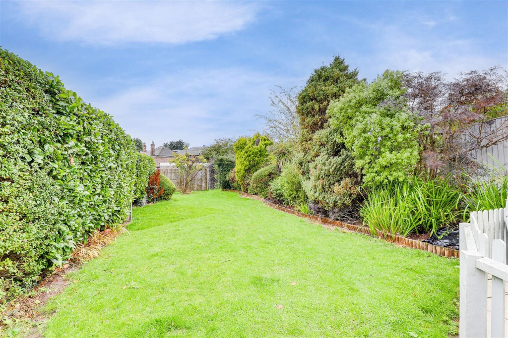 Cliff Road, Carlton, Nottinghamshire, NG4 1BS