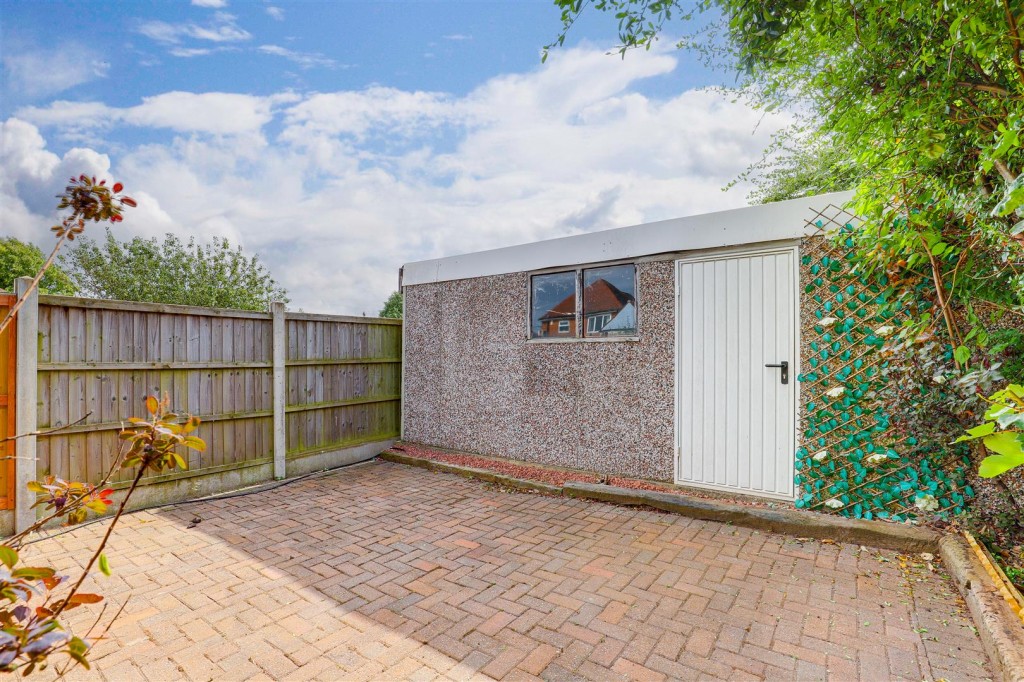 Cliff Road, Carlton, Nottinghamshire, NG4 1BS