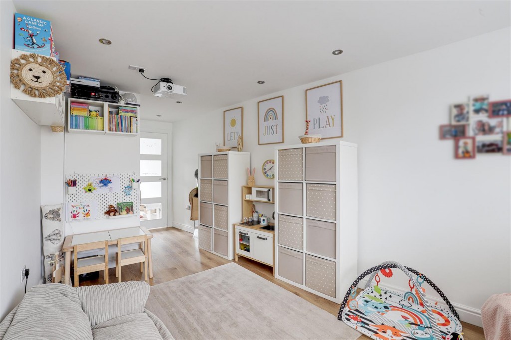 Cliff Road, Carlton, Nottinghamshire, NG4 1BS