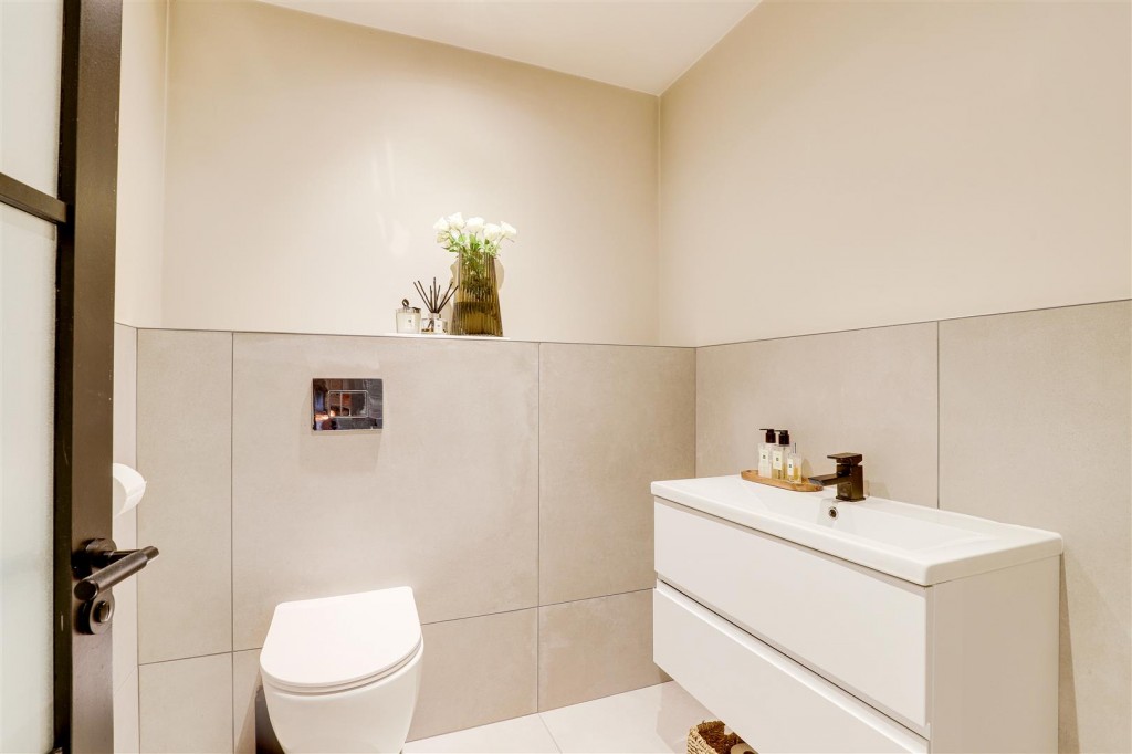 Heathervale, West Bridgford, Nottinghamshire, NG2 7ST