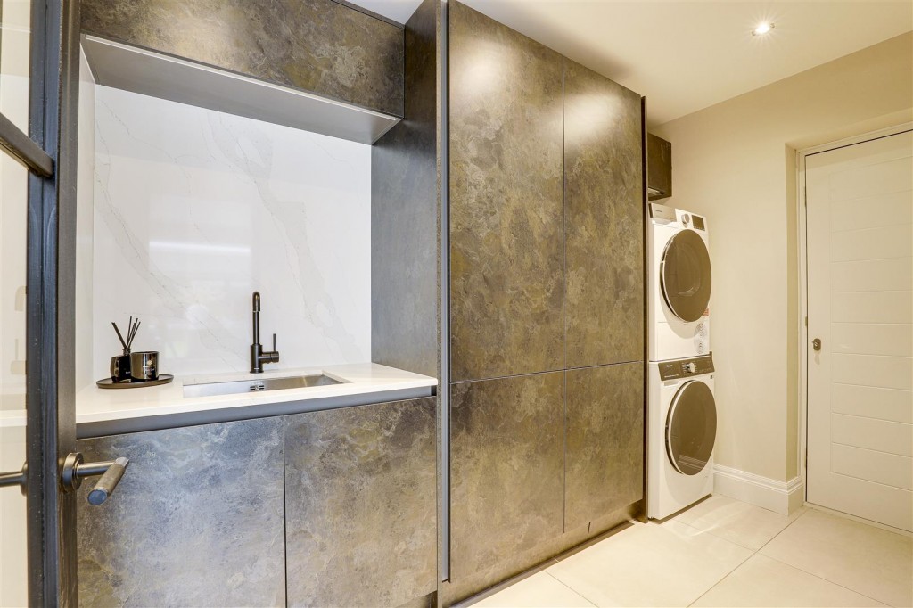 Heathervale, West Bridgford, Nottinghamshire, NG2 7ST