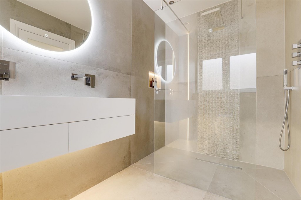 Heathervale, West Bridgford, Nottinghamshire, NG2 7ST