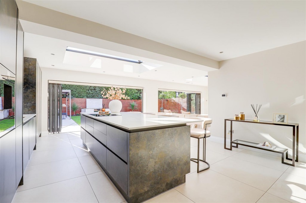 Heathervale, West Bridgford, Nottinghamshire, NG2 7ST