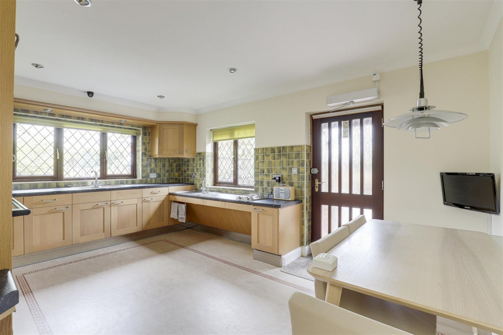 Bispham Drive, Toton, Nottinghamshire, NG9 6GJ