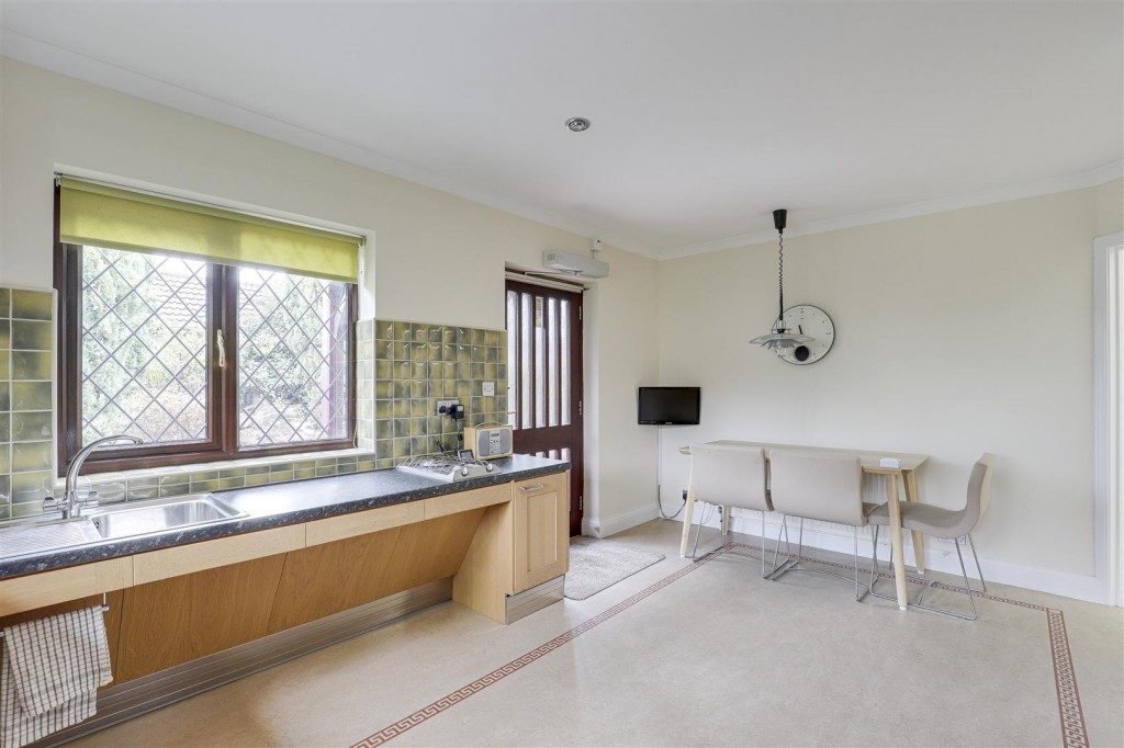 Bispham Drive, Toton, Nottinghamshire, NG9 6GJ