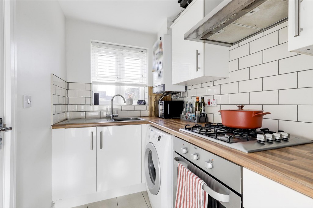 Lynemouth Court, Arnold, Nottinghamshire, NG5 8TY