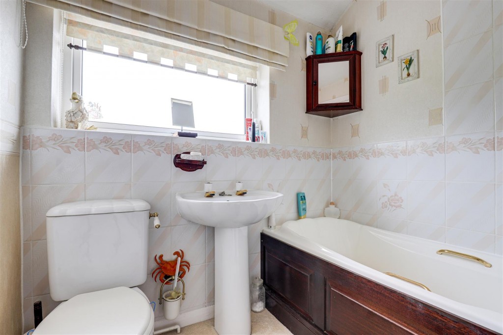 Ladbrooke Crescent, Cinderhill, Nottinghamshire, NG6 0GH