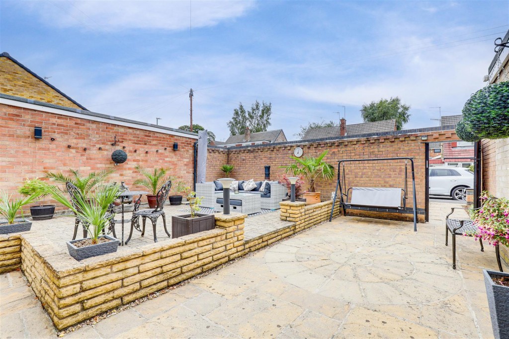 Ladbrooke Crescent, Cinderhill, Nottinghamshire, NG6 0GH