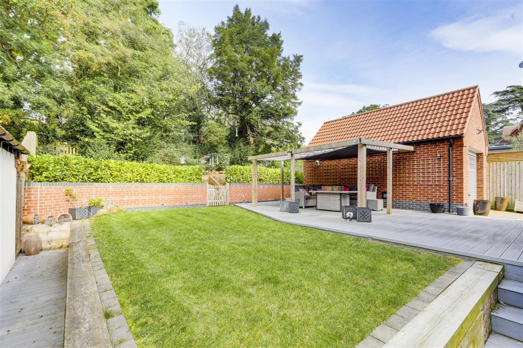 West Manor Park, Epperstone, Nottinghamshire, NG14 6TR