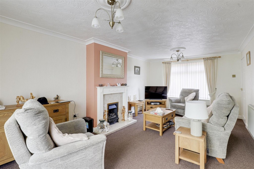 Squires Avenue, Bulwell, Nottinghamshire, NG6 8G:L