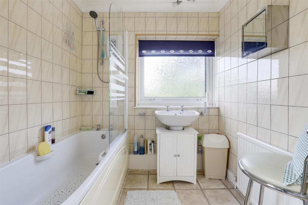 Squires Avenue, Bulwell, Nottinghamshire, NG6 8G:L