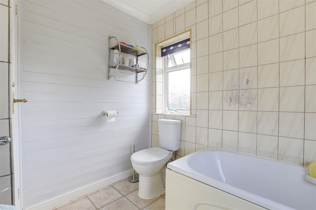 Squires Avenue, Bulwell, Nottinghamshire, NG6 8G:L