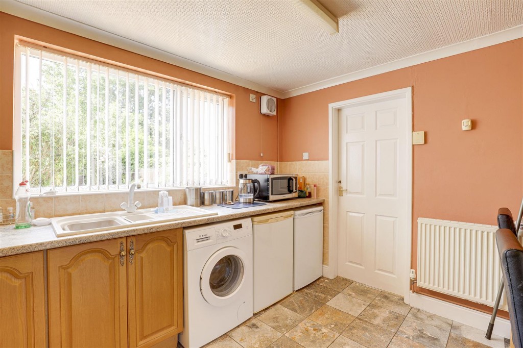 Squires Avenue, Bulwell, Nottinghamshire, NG6 8G:L