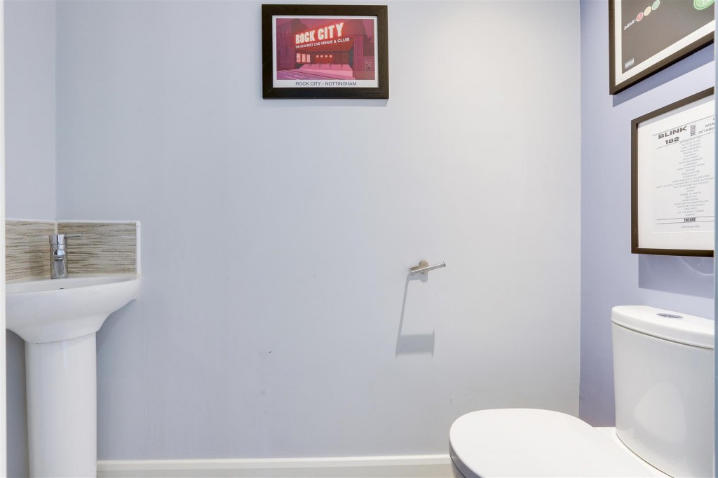 Pompeia Close, Hucknall, Nottinghamshire, NG15 8JF