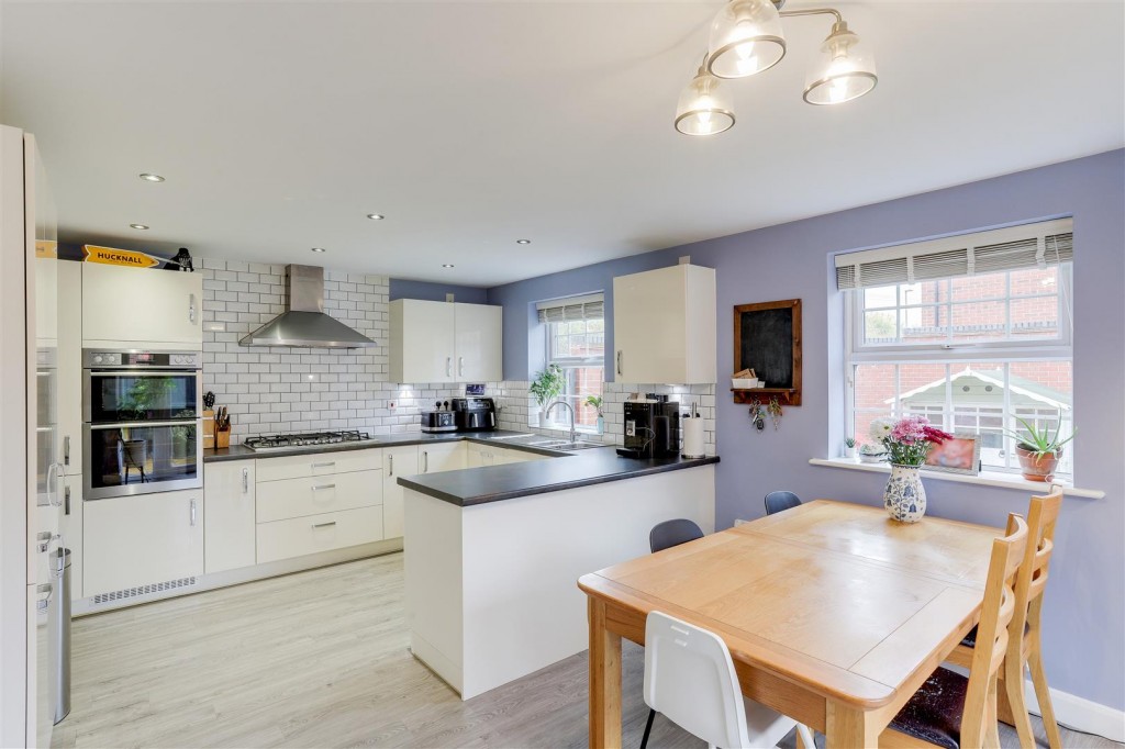 Pompeia Close, Hucknall, Nottinghamshire, NG15 8JF