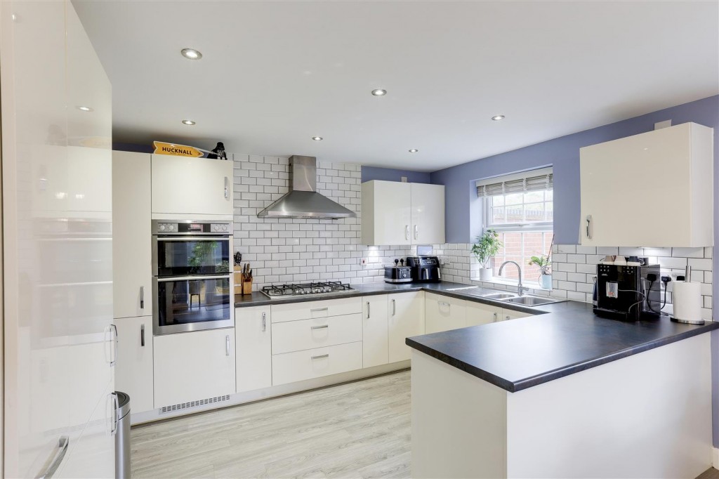 Pompeia Close, Hucknall, Nottinghamshire, NG15 8JF