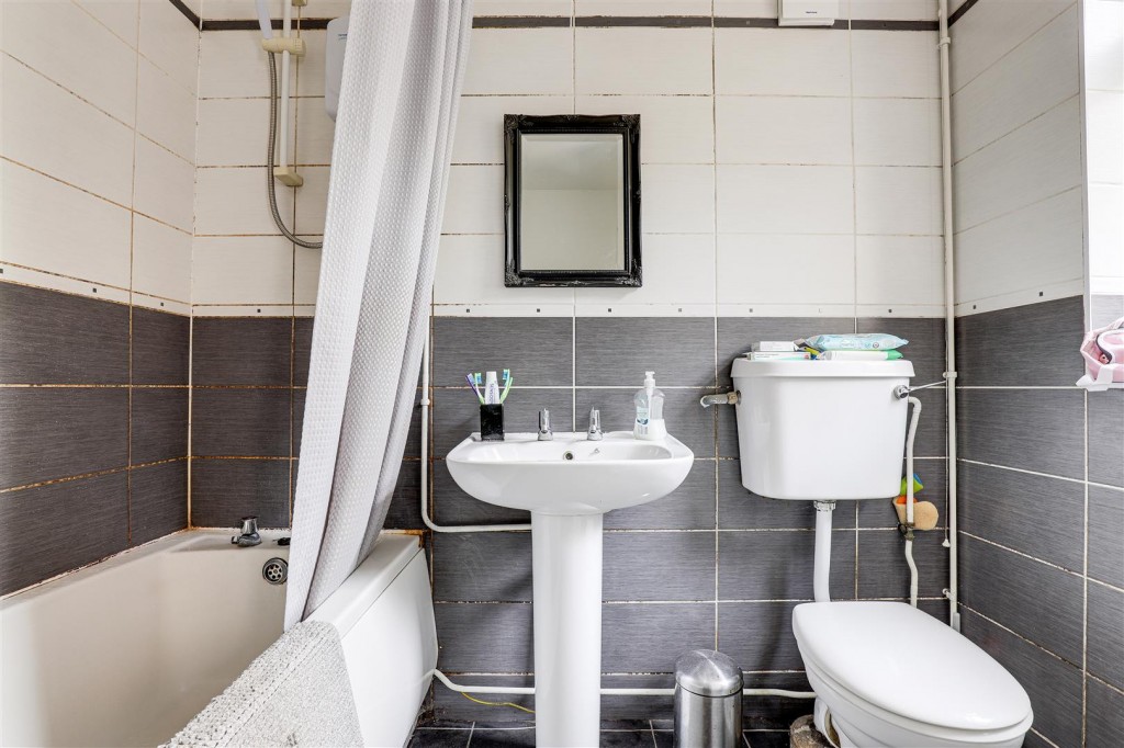 Forester Grove, Carlton, Nottinghamshire, NG4 1FR