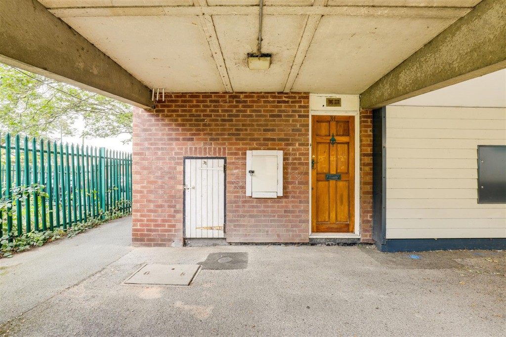 Lismore Close, Nottingham, Nottinghamshire, NG7 3BW