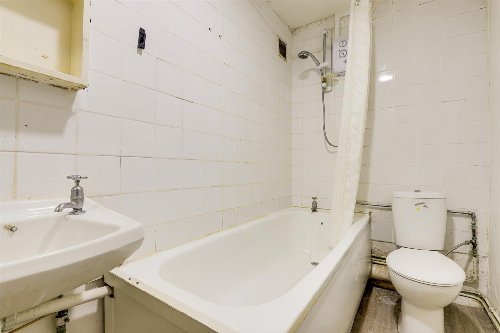 Lismore Close, Nottingham, Nottinghamshire, NG7 3BW