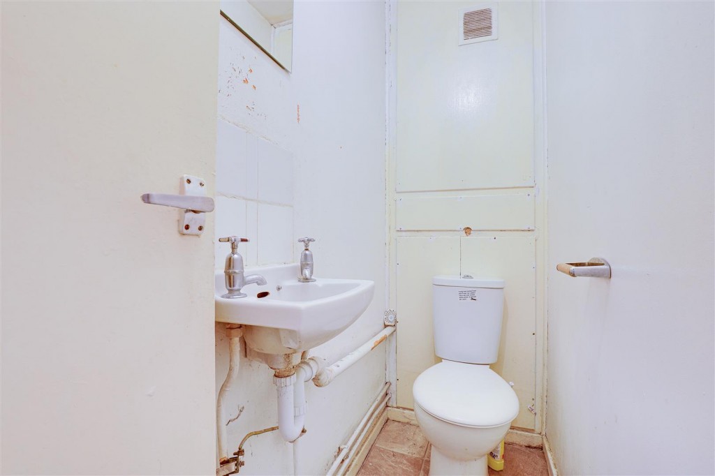 Lismore Close, Nottingham, Nottinghamshire, NG7 3BW