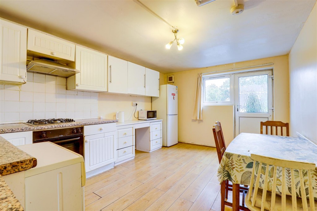 Lismore Close, Nottingham, Nottinghamshire, NG7 3BW