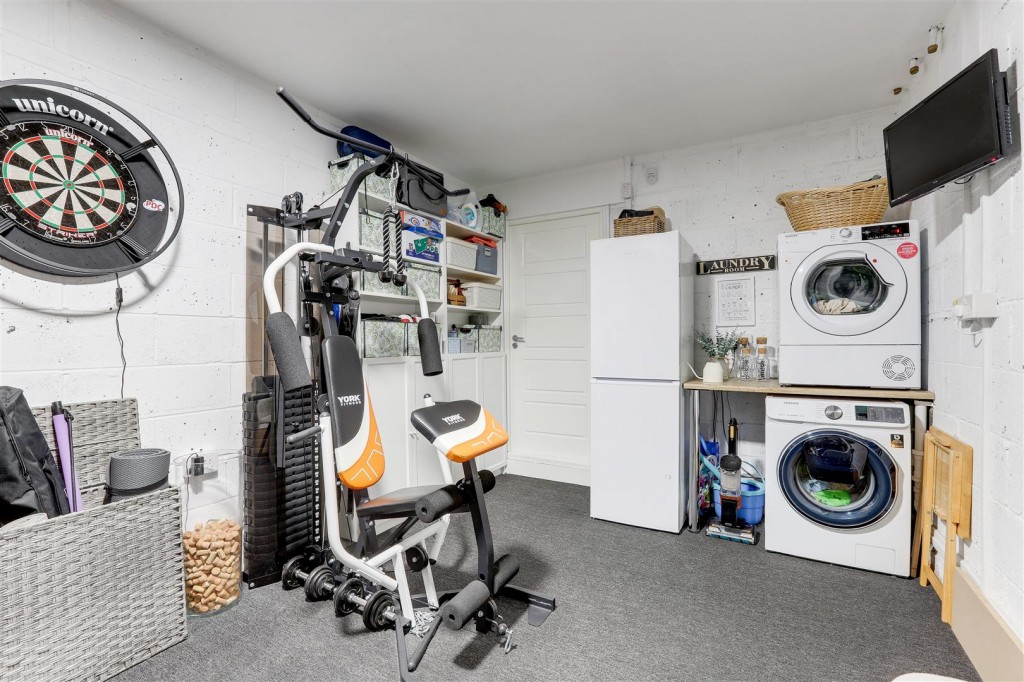 Canberra Crescent, Hucknall, Nottinghamshire, NG15 6WH