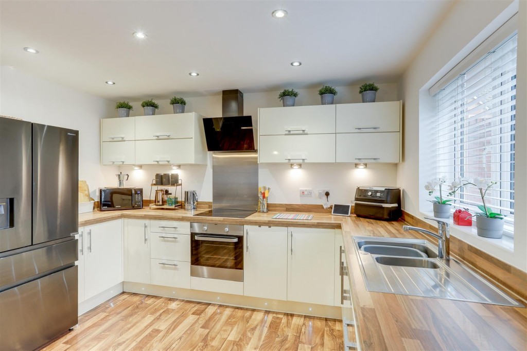 Canberra Crescent, Hucknall, Nottinghamshire, NG15 6WH