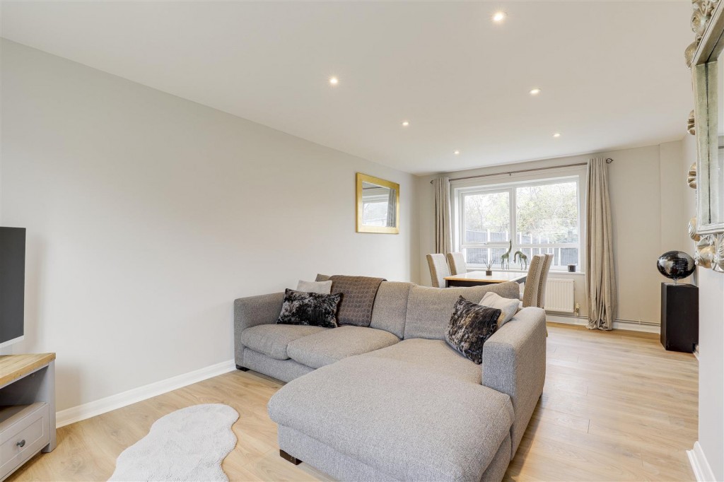 Bunting Close, Ilkeston, Derbyshire, DE7 4JE