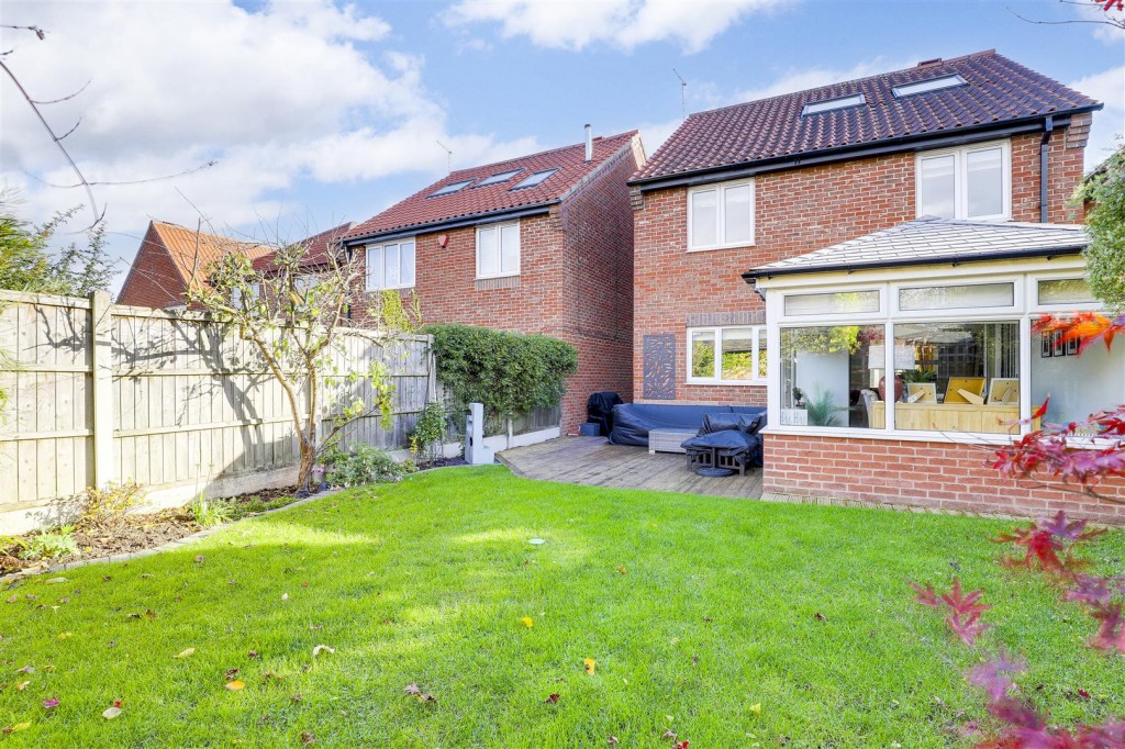 Barn Close, Nottingham, Nottinghamshire, NG6 7EA