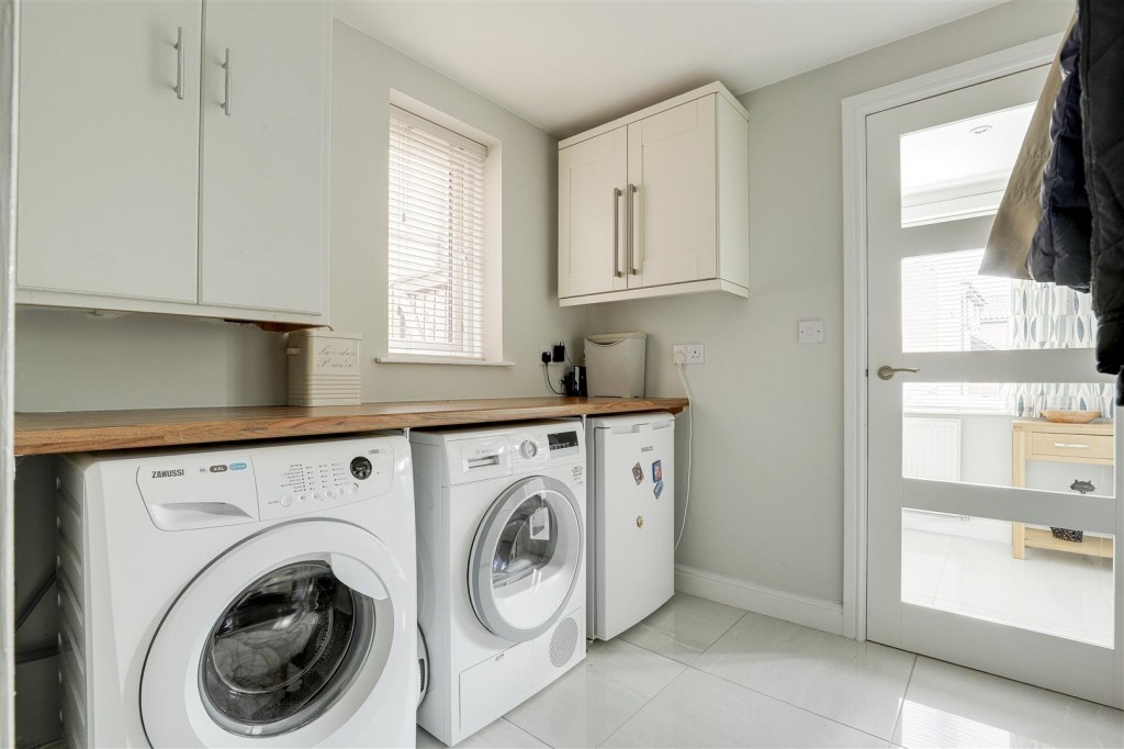 Barn Close, Nottingham, Nottinghamshire, NG6 7EA