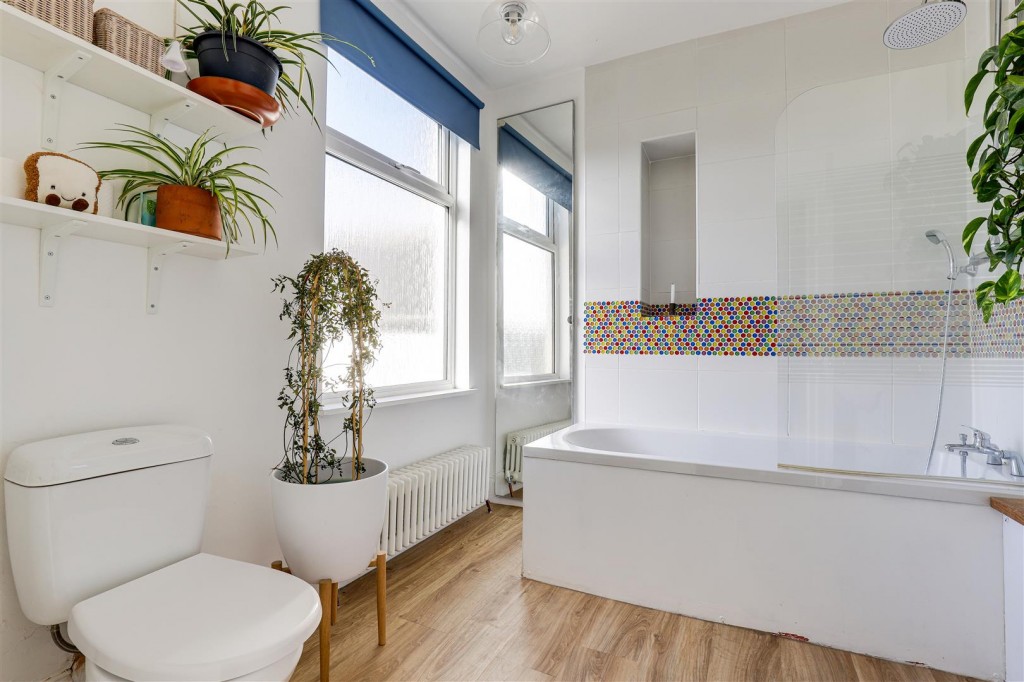 Main Road, Gedling, Nottinghamshire, NG4 3HQ