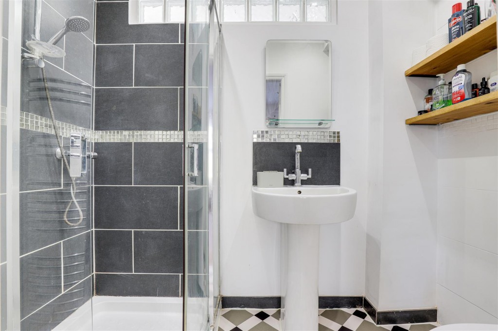 Main Road, Gedling, Nottinghamshire, NG4 3HQ