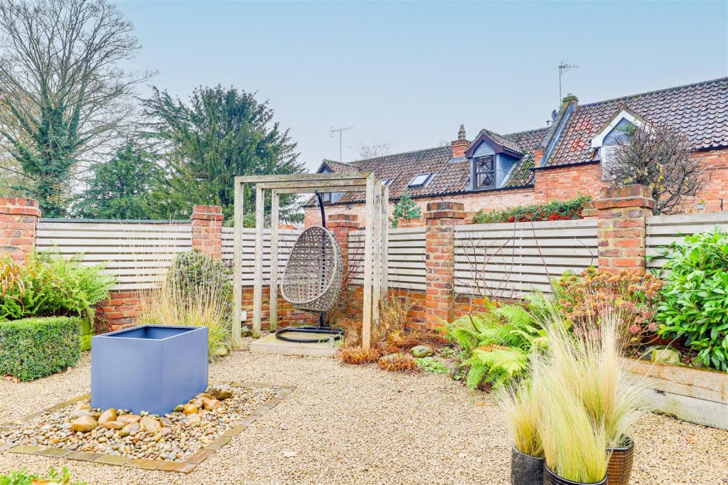 The Hollies, Stragglethorpe, Cotgrave, Nottinghamshire, NG12 3HB