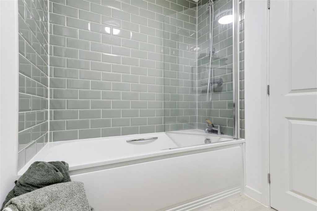 Mansfield Road, Redhill, Nottinghamshire, NG5 8JX