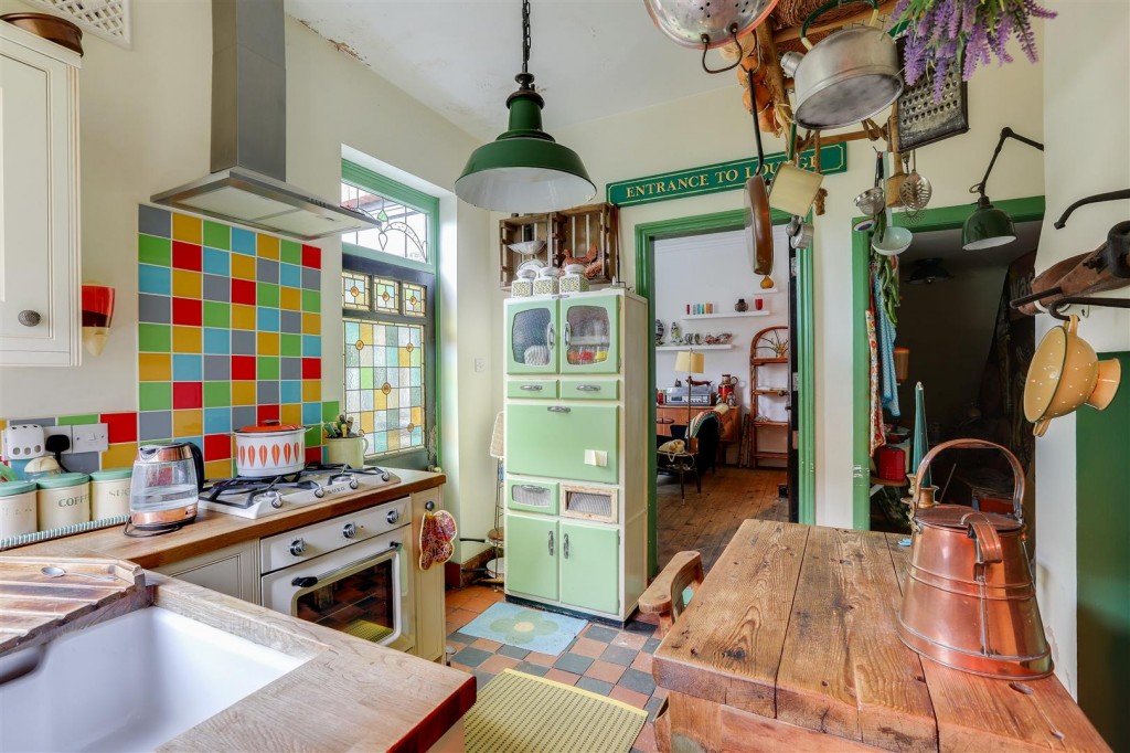 Highbury Road, Bulwell, Nottinghamshire, NG6 9FE