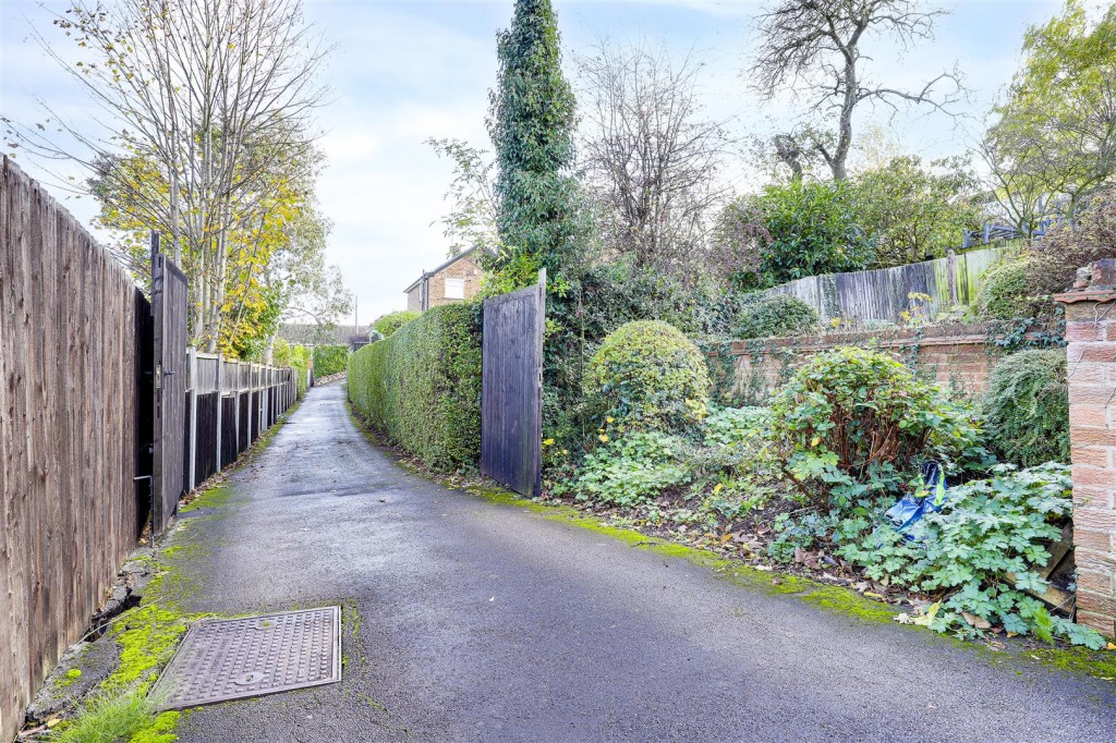 Freda Avenue, Gedling, Nottinghamshire, NG4 4FY