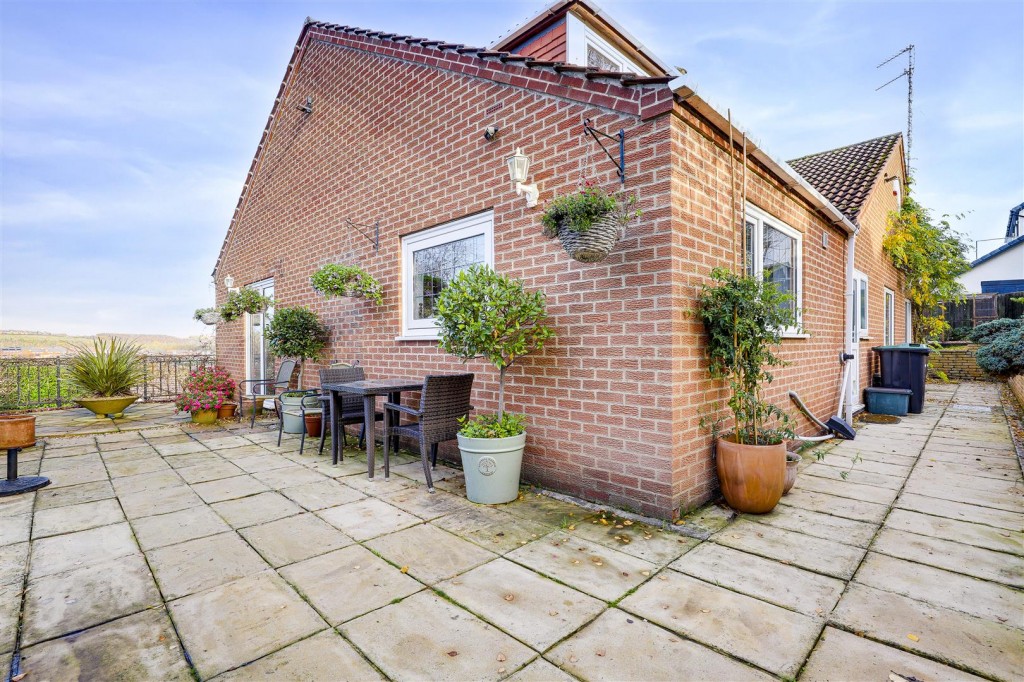 Freda Avenue, Gedling, Nottinghamshire, NG4 4FY