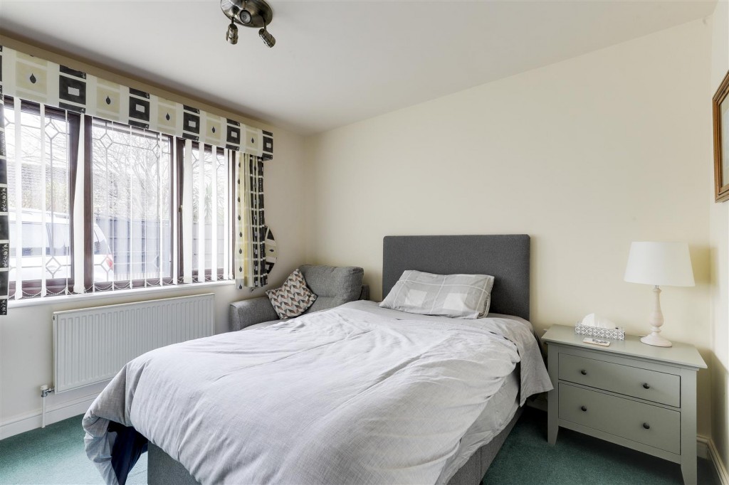 Briar Gardens, Calverton, Nottinghamshire, NG14 6QW