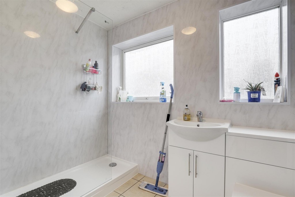 Iona Gardens, Bestwood, Nottinghamshire, NG5 9NT