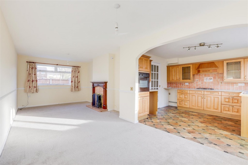 Cawston Gardens, Bulwell, Nottinghamshire, NG6 8LW