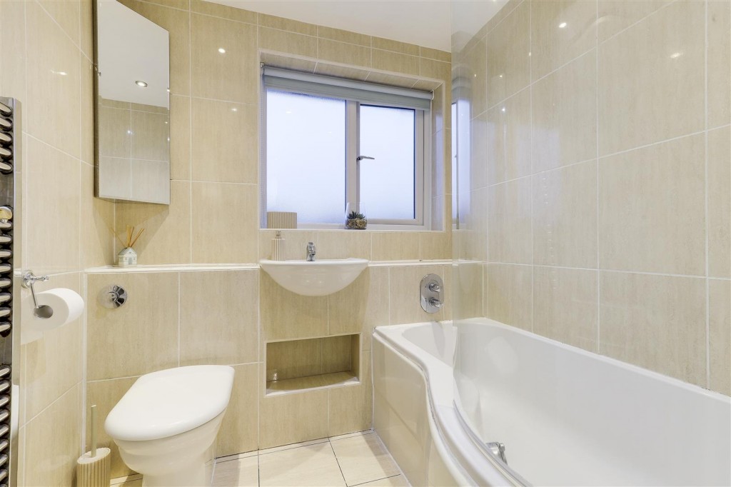 Valeside Gardens, Colwick, Nottinghamshire, NG4 2EN