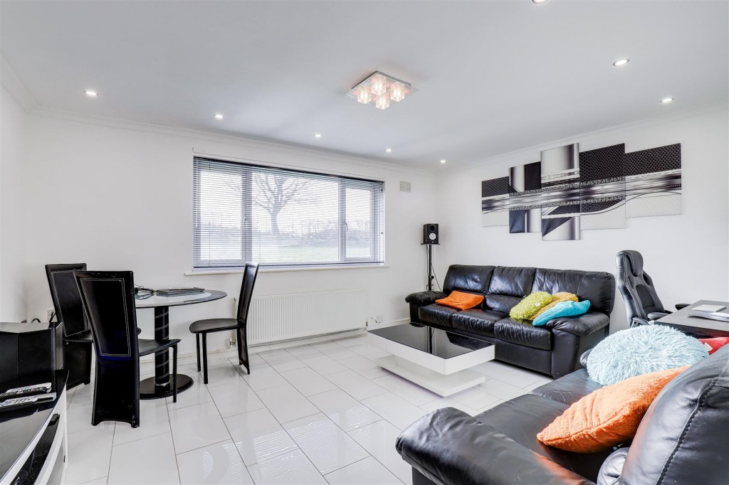 Oakham Close, Top Valley, Nottinghamshire, NG5 9AN