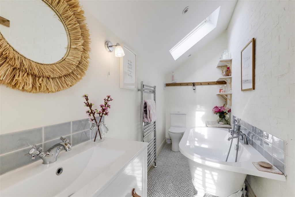 Main Street, Farnsfield, Nottinghamshire, NG22 8EF