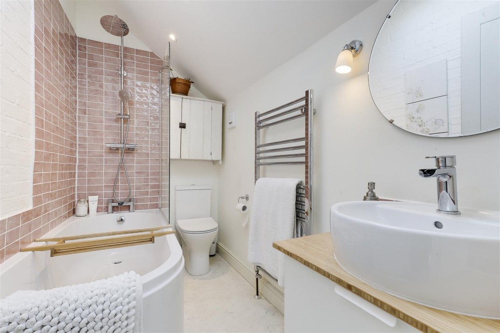 Main Street, Farnsfield, Nottinghamshire, NG22 8EF