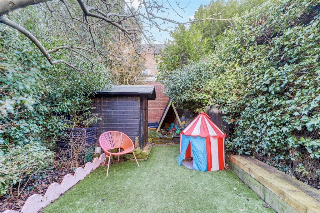 Dagmar Grove, Alexandra Park, Nottinghamshire, NG3 4JE