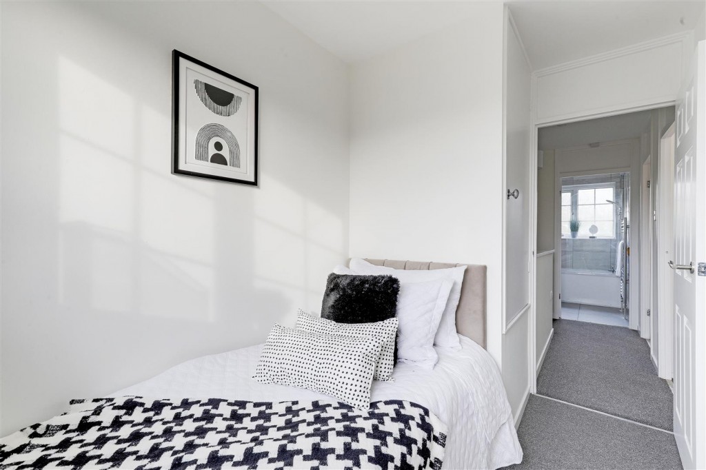 Featherstone Close, Gedling, Nottinghamshire, NG4 4JA