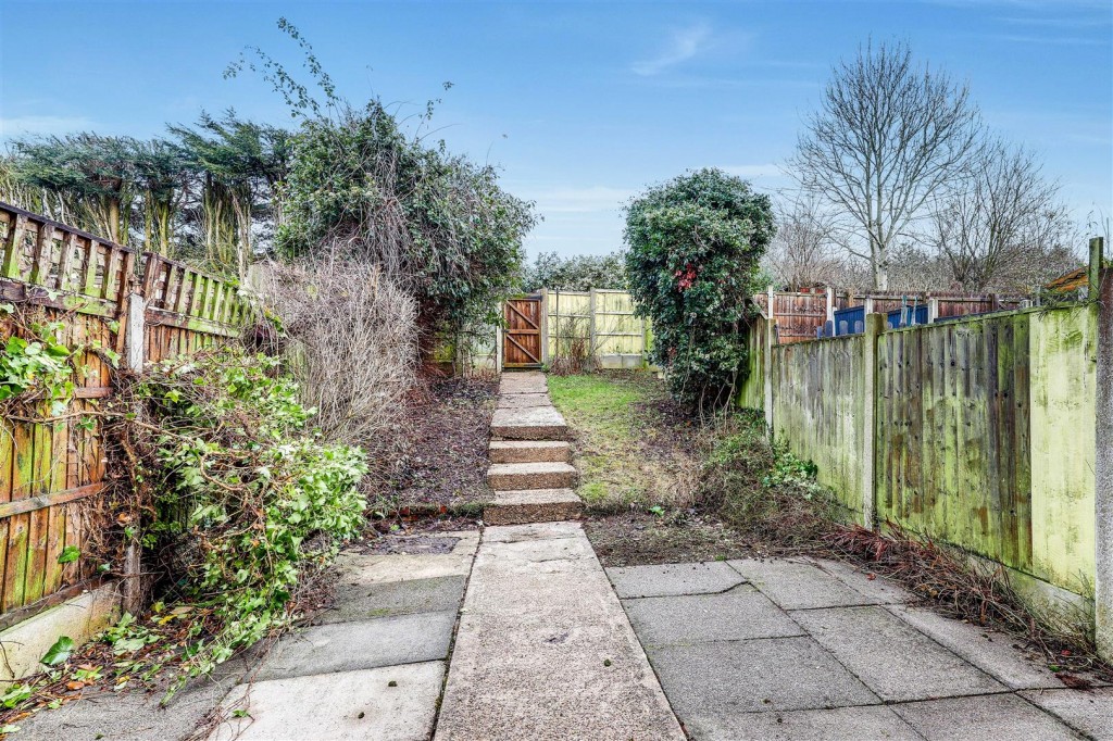 Featherstone Close, Gedling, Nottinghamshire, NG4 4JA