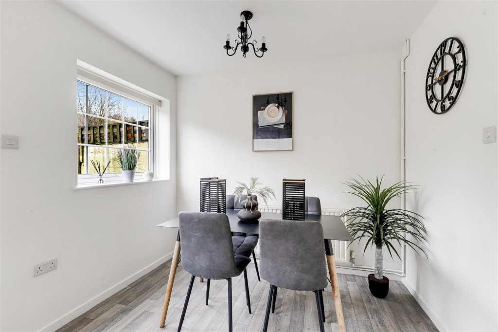 Featherstone Close, Gedling, Nottinghamshire, NG4 4JA